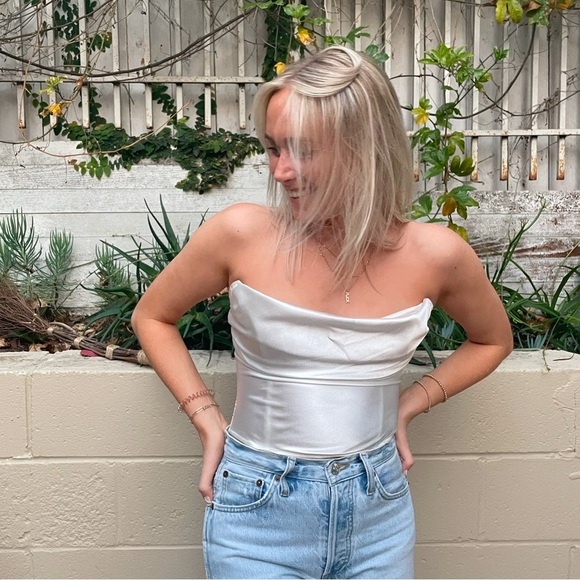 Elegant White Strapless Top - Picture 10 of 10